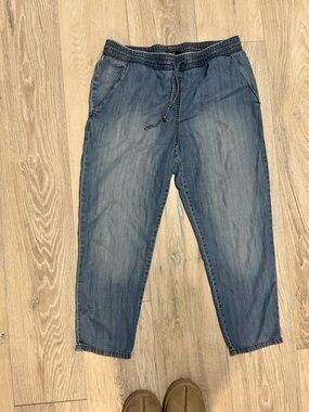 GAP Light Blue Washed Denim cropped pant with Elastic Waist vintage med